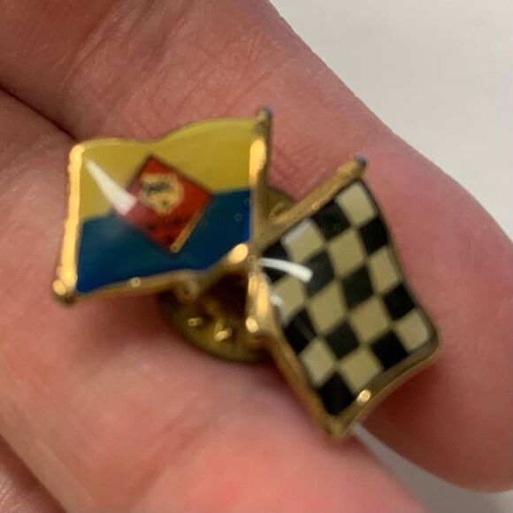 Vintage Boy Scout Pinewood Derby Gold Tone Enamel Racing Flag Lapel Pin - Picture 2 of 4